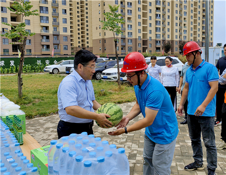 7月5日，集團(tuán)公司黨委副書記、總經(jīng)理惠宏軍帶隊赴咸陽市秦都區(qū)馬泉新家園三標(biāo)段項目、興平四季花園三期項目開展“送清涼”慰問活動，并檢查防暑降溫及安全生產(chǎn)工作情況 (2)_副本.jpg